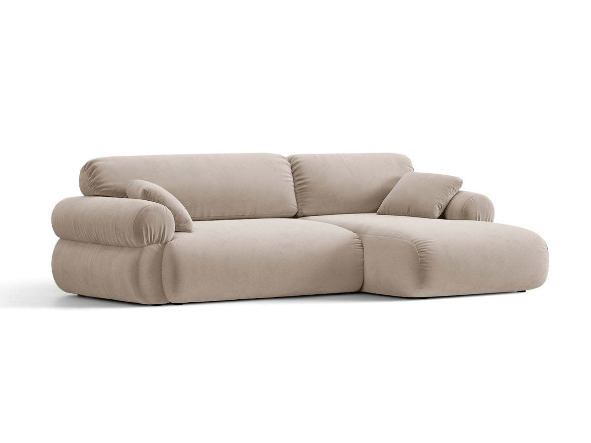 Beiges L-Sofa Ophelia von Micadoni mit Liberty-Stoffbezug, schwarzen Kunststoffbeinen und niedriger Rückenlehne, Ausrichtung rechts.