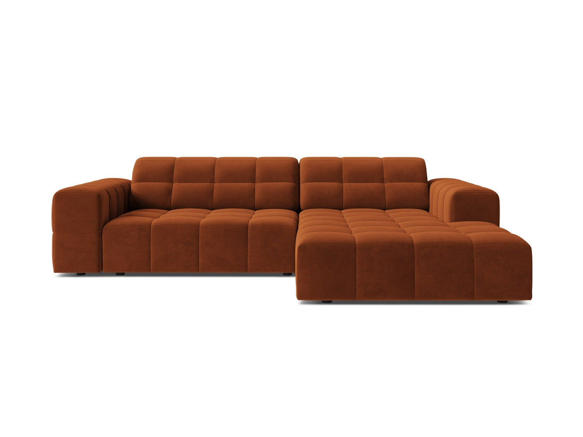 Jennifer Linkes Ecksofa von Micadoni in leichtem Beige, L-Form rechts, bezogen mit Chenille-Stoff Eden 2 Pearl, schwarze Kunststoffbeine.