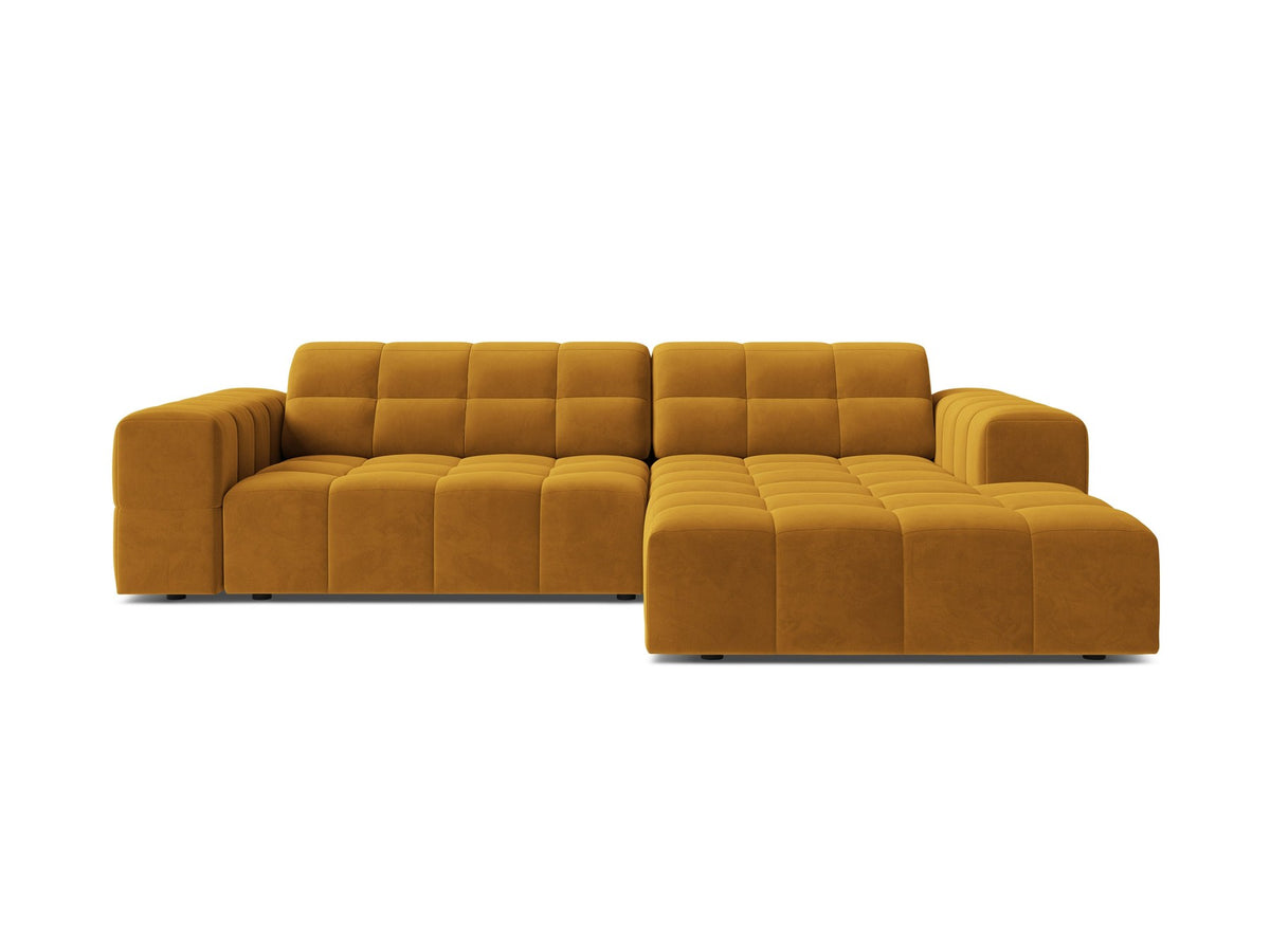 Jennifer Linkes Ecksofa von Micadoni in leichtem Beige, L-Form rechts, bezogen mit Chenille-Stoff Eden 2 Pearl, schwarze Kunststoffbeine.