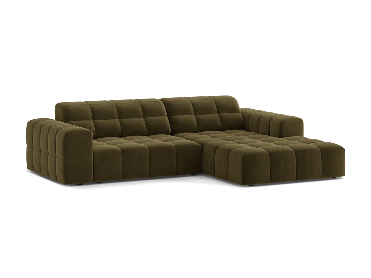 Jennifer Linkes Ecksofa von Micadoni in leichtem Beige, L-Form rechts, bezogen mit Chenille-Stoff Eden 2 Pearl, schwarze Kunststoffbeine.