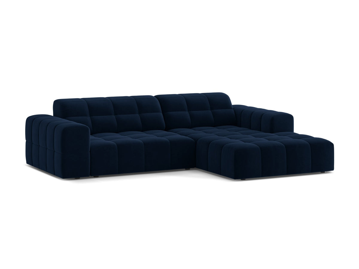 Jennifer Linkes Ecksofa von Micadoni in leichtem Beige, L-Form rechts, bezogen mit Chenille-Stoff Eden 2 Pearl, schwarze Kunststoffbeine.