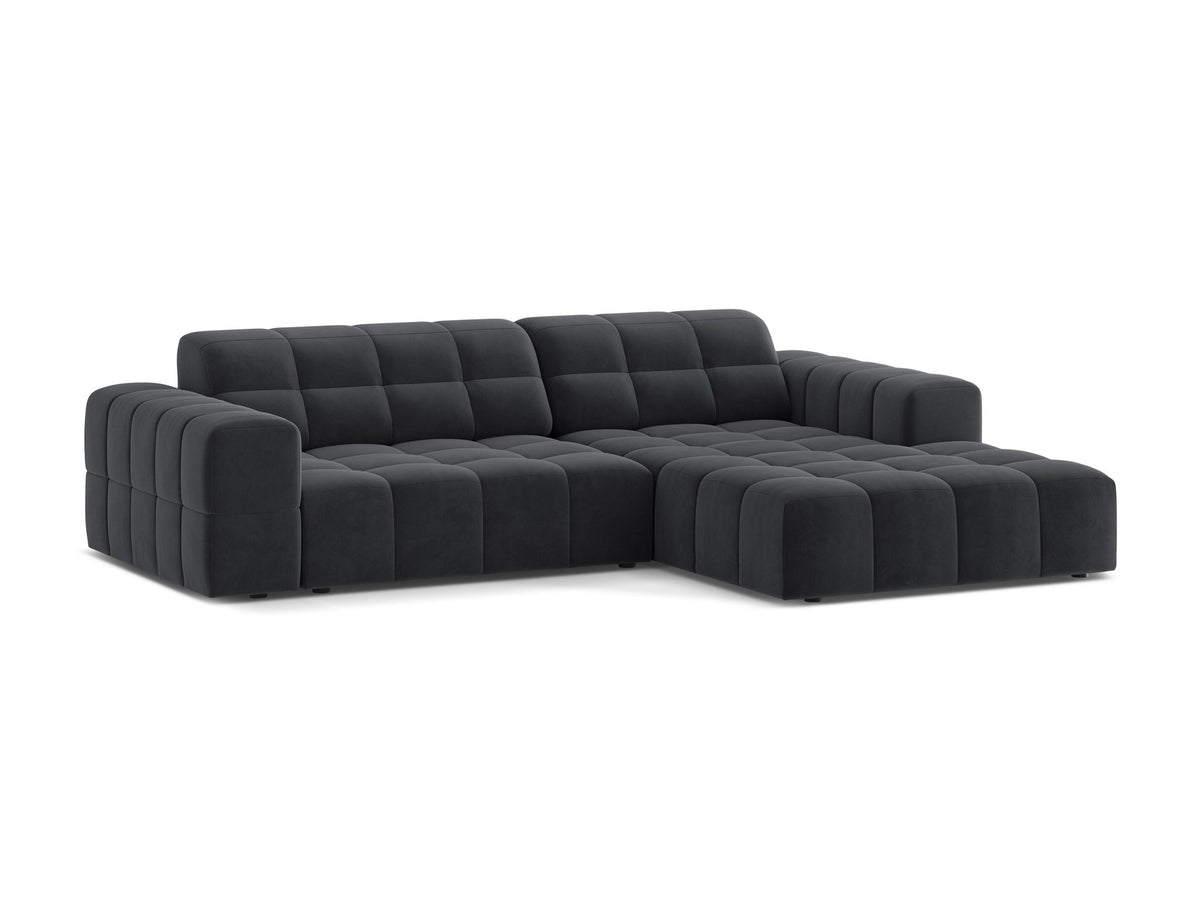 Jennifer Linkes Ecksofa von Micadoni in leichtem Beige, L-Form rechts, bezogen mit Chenille-Stoff Eden 2 Pearl, schwarze Kunststoffbeine.