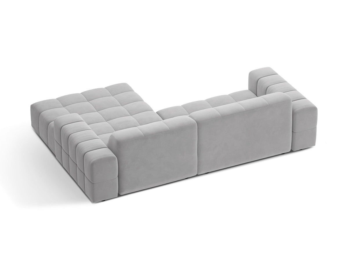 Jennifer Linkes Ecksofa von Micadoni in leichtem Beige, L-Form rechts, bezogen mit Chenille-Stoff Eden 2 Pearl, schwarze Kunststoffbeine.