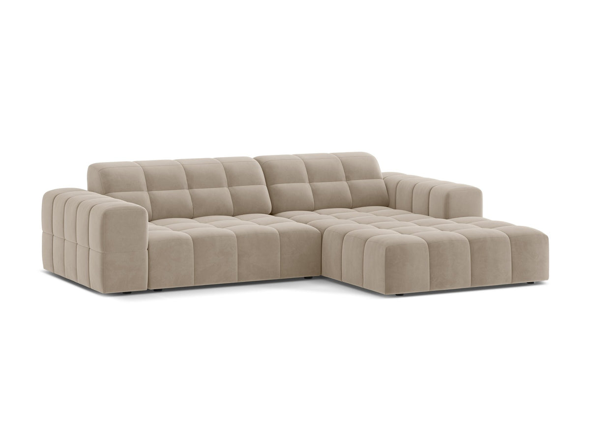 Jennifer Linkes Ecksofa von Micadoni in leichtem Beige, L-Form rechts, bezogen mit Chenille-Stoff Eden 2 Pearl, schwarze Kunststoffbeine.