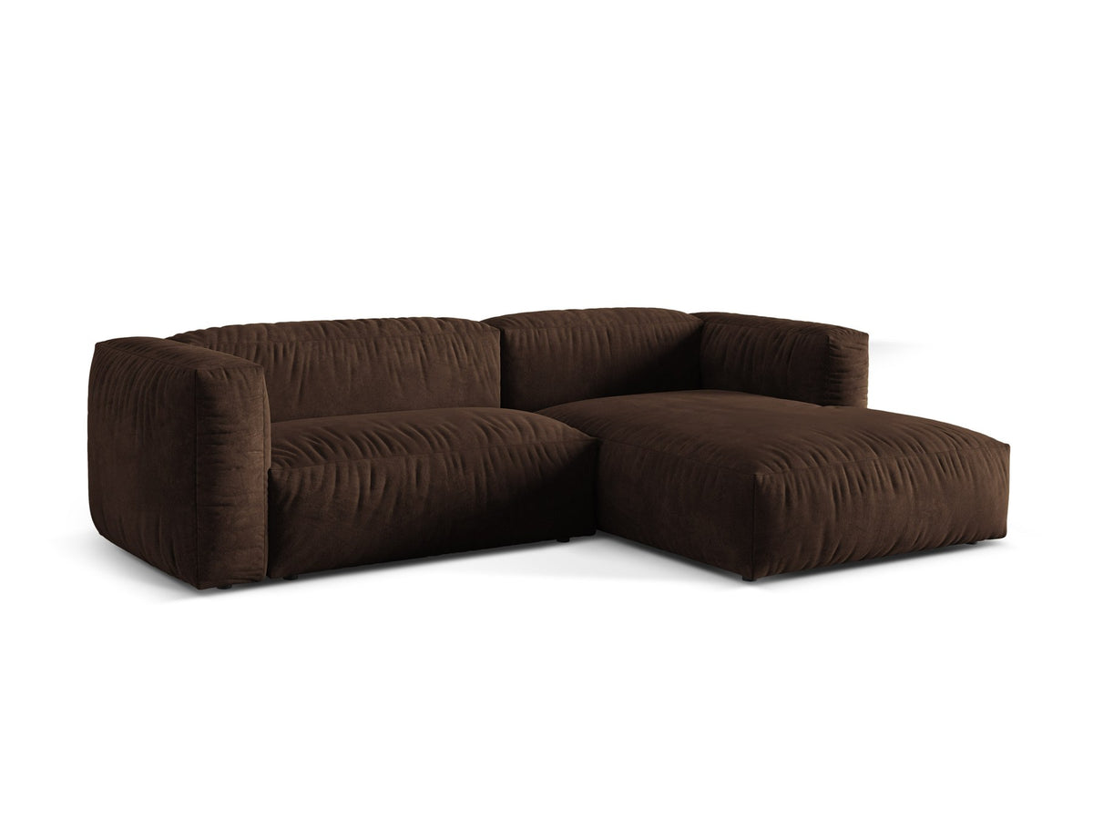 Ecksofa rechts Martina XL von Micadoni in Schokolade, Veloursstoff Vogue 6, mit Polypropylen-Beinen und breiter Sitzfläche.