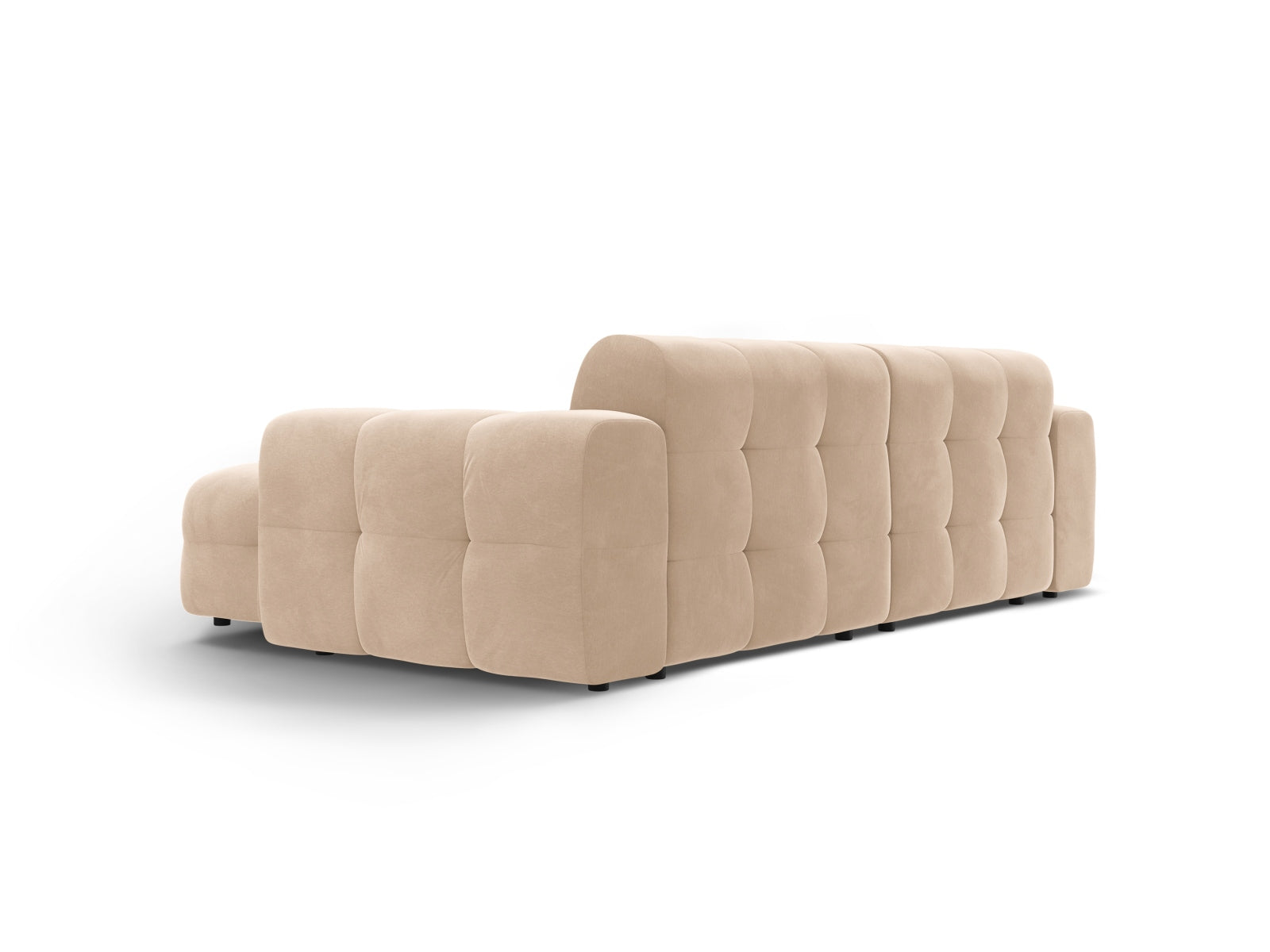 Elegantes Kendal Velour Ecksofa in warmem Almond Beige, ideal für stilvolle Wohnräume. Rechtsseitiges 4-Sitzer Modell von Micadoni.