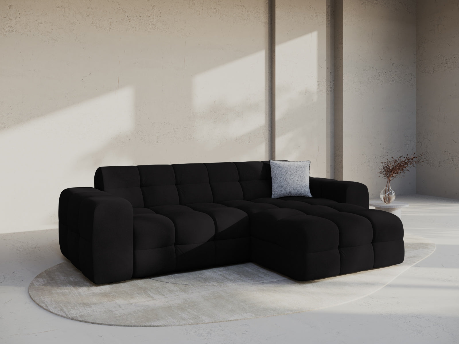 Elegantes Kendal Velour Ecksofa in Schwarz, ideal für stilvolle Wohnräume. Komfortables 4-Sitzer L-Sofa von Micadoni, perfekt für entspannte Abende.