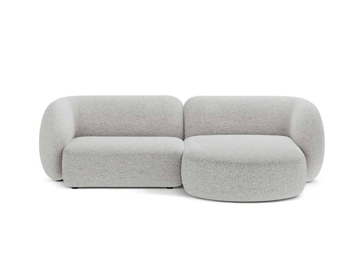 Weisses modulares Ecksofa Kate von Micadoni mit Bouclé-Stoff, schwarzen Kunststoffbeinen und rechts ausgerichteter Formgebung.