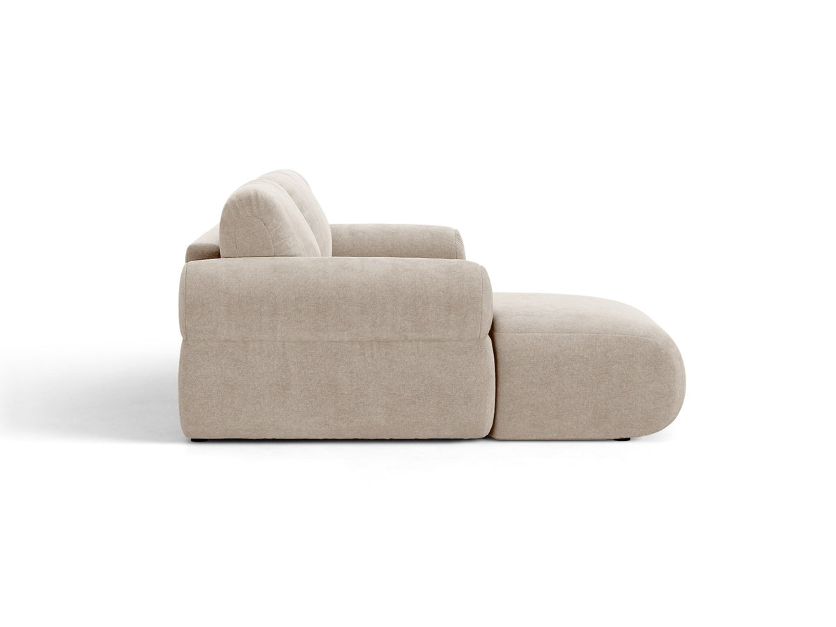 Beiges L-Ecksofa Ophelia von Micadoni mit Stoffbezug Liberty, schwarzen Kunststoffbeinen und niedriger, abgerundeter Sitzform.