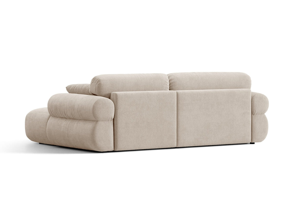 Beiges L-Ecksofa Ophelia von Micadoni mit Stoffbezug Liberty, schwarzen Kunststoffbeinen und niedriger, abgerundeter Sitzform.