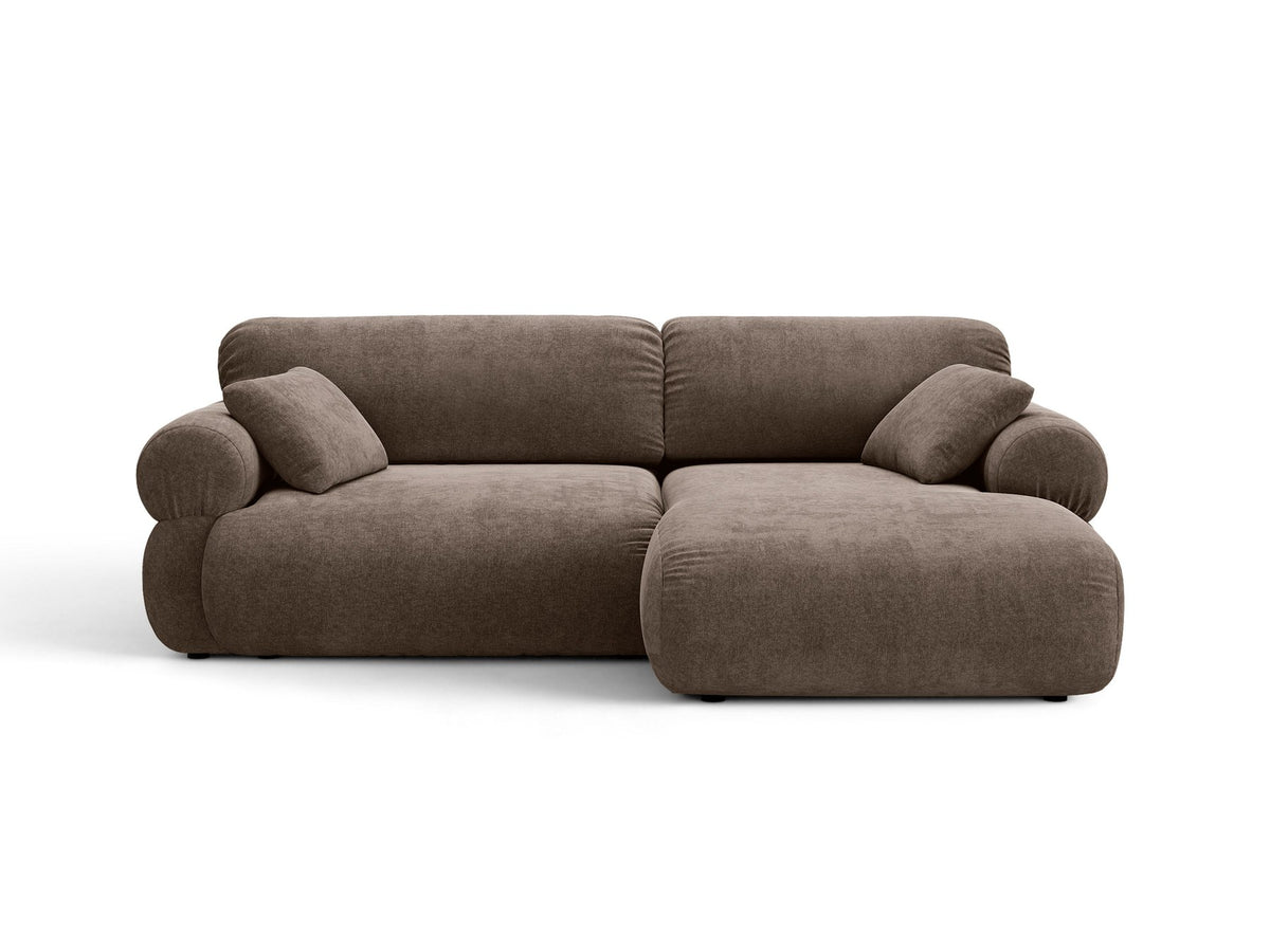 Beiges L-Ecksofa Ophelia von Micadoni mit Stoffbezug Liberty, schwarzen Kunststoffbeinen und niedriger, abgerundeter Sitzform.