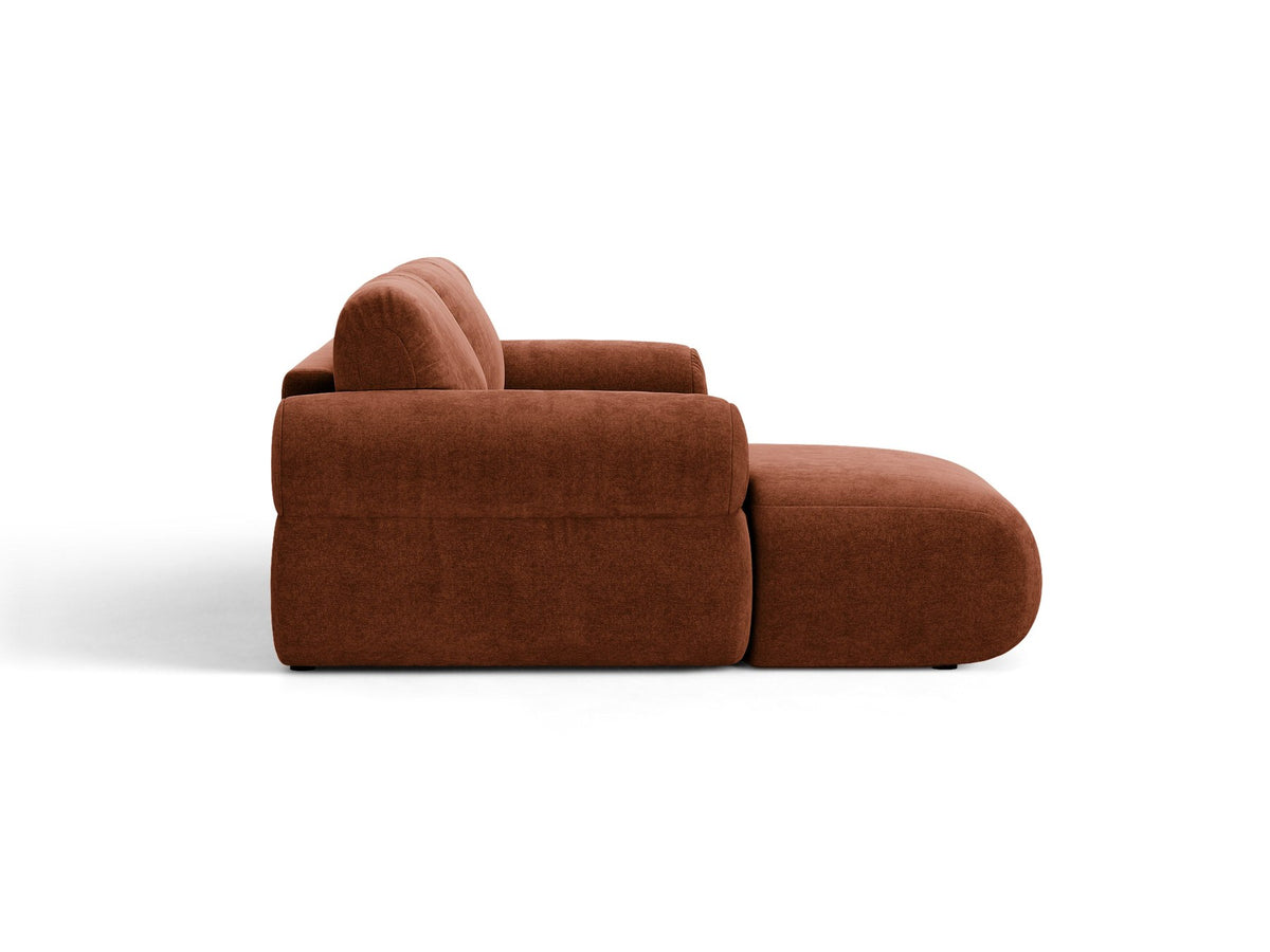 Beiges L-Ecksofa Ophelia von Micadoni mit Stoffbezug Liberty, schwarzen Kunststoffbeinen und niedriger, abgerundeter Sitzform.