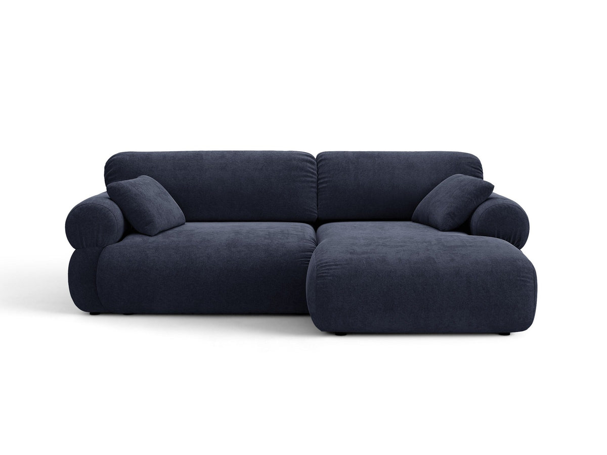 Beiges L-Ecksofa Ophelia von Micadoni mit Stoffbezug Liberty, schwarzen Kunststoffbeinen und niedriger, abgerundeter Sitzform.