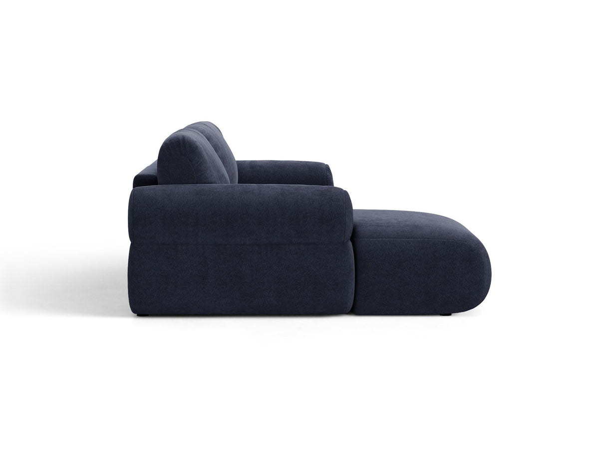 Beiges L-Ecksofa Ophelia von Micadoni mit Stoffbezug Liberty, schwarzen Kunststoffbeinen und niedriger, abgerundeter Sitzform.