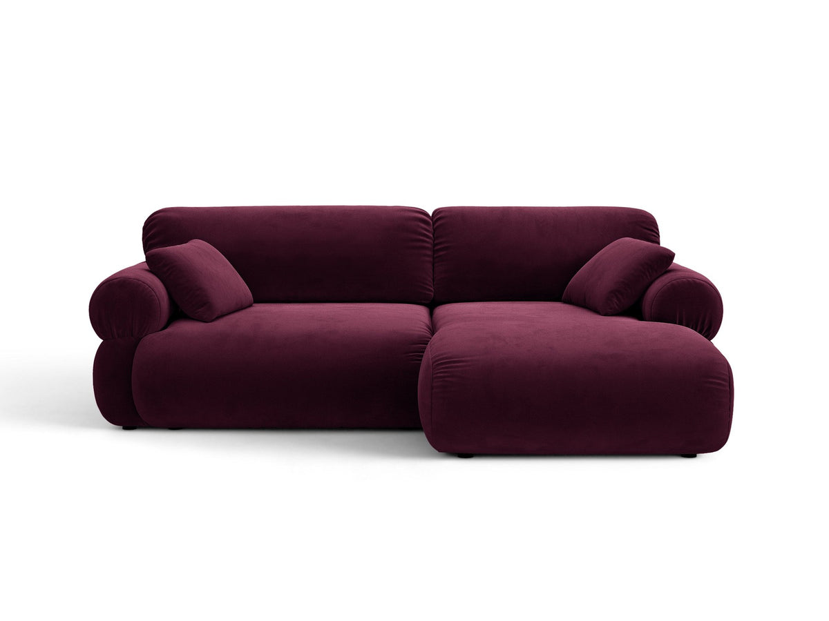Beiges L-Ecksofa Ophelia von Micadoni mit Stoffbezug Liberty, schwarzen Kunststoffbeinen und niedriger, abgerundeter Sitzform.