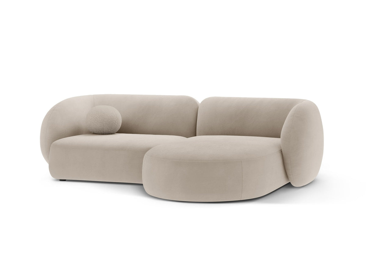 Weisses modulares Ecksofa Kate von Micadoni mit Bouclé-Stoff, schwarzen Kunststoffbeinen und rechts ausgerichteter Formgebung.