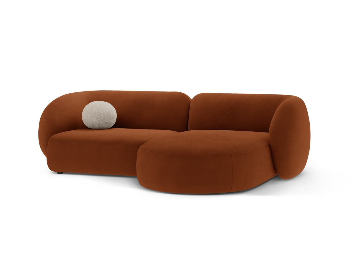Weisses modulares Ecksofa Kate von Micadoni mit Bouclé-Stoff, schwarzen Kunststoffbeinen und rechts ausgerichteter Formgebung.