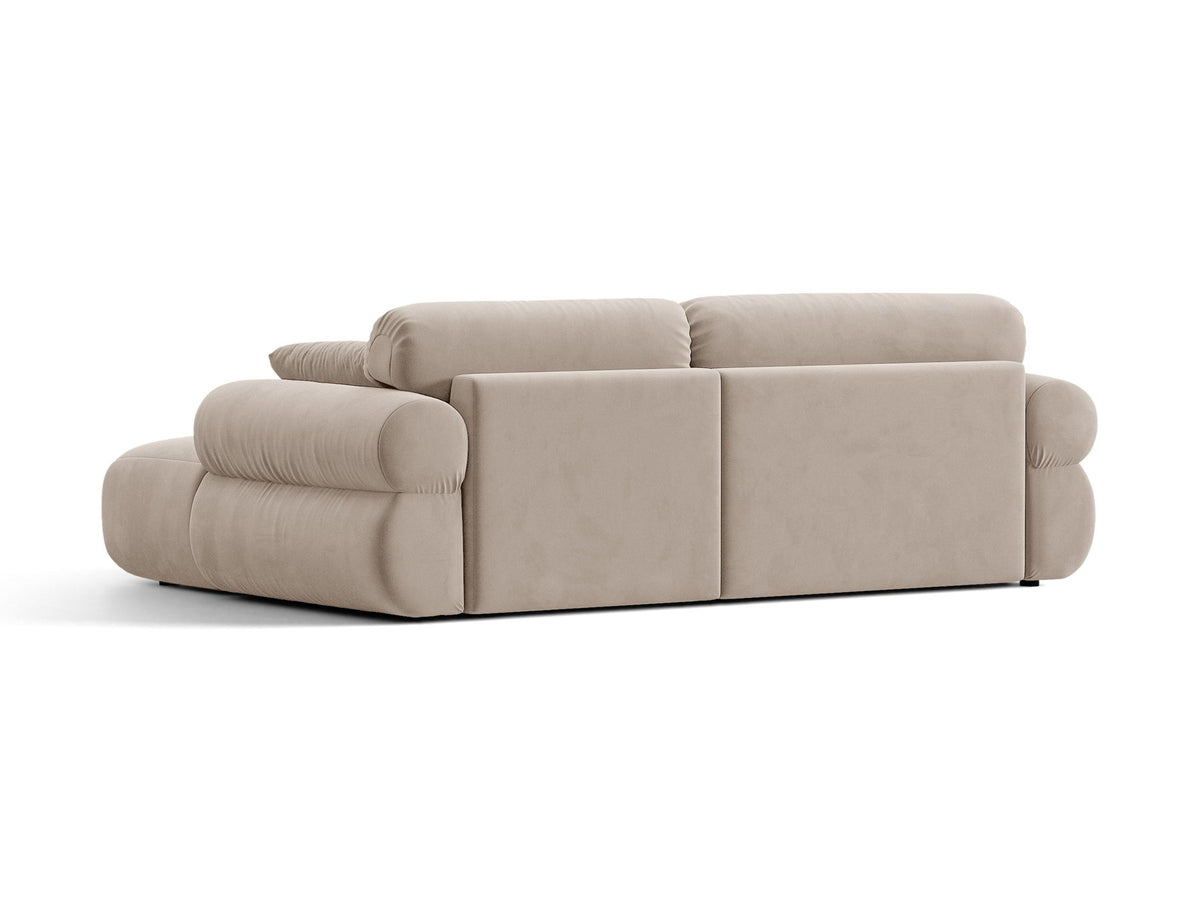 Beiges L-Ecksofa Ophelia von Micadoni mit Stoffbezug Liberty, schwarzen Kunststoffbeinen und niedriger, abgerundeter Sitzform.