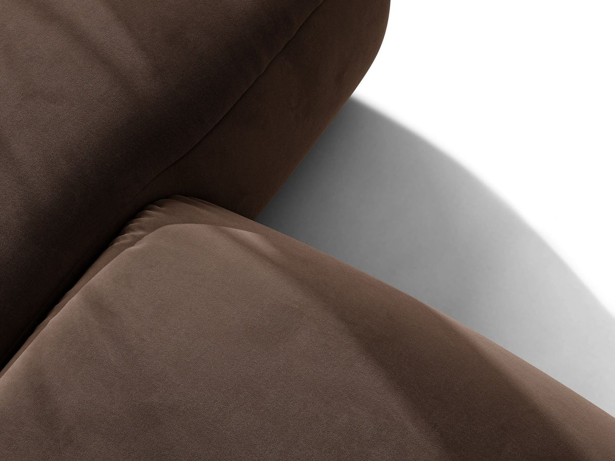 Beiges L-Ecksofa Ophelia von Micadoni mit Stoffbezug Liberty, schwarzen Kunststoffbeinen und niedriger, abgerundeter Sitzform.