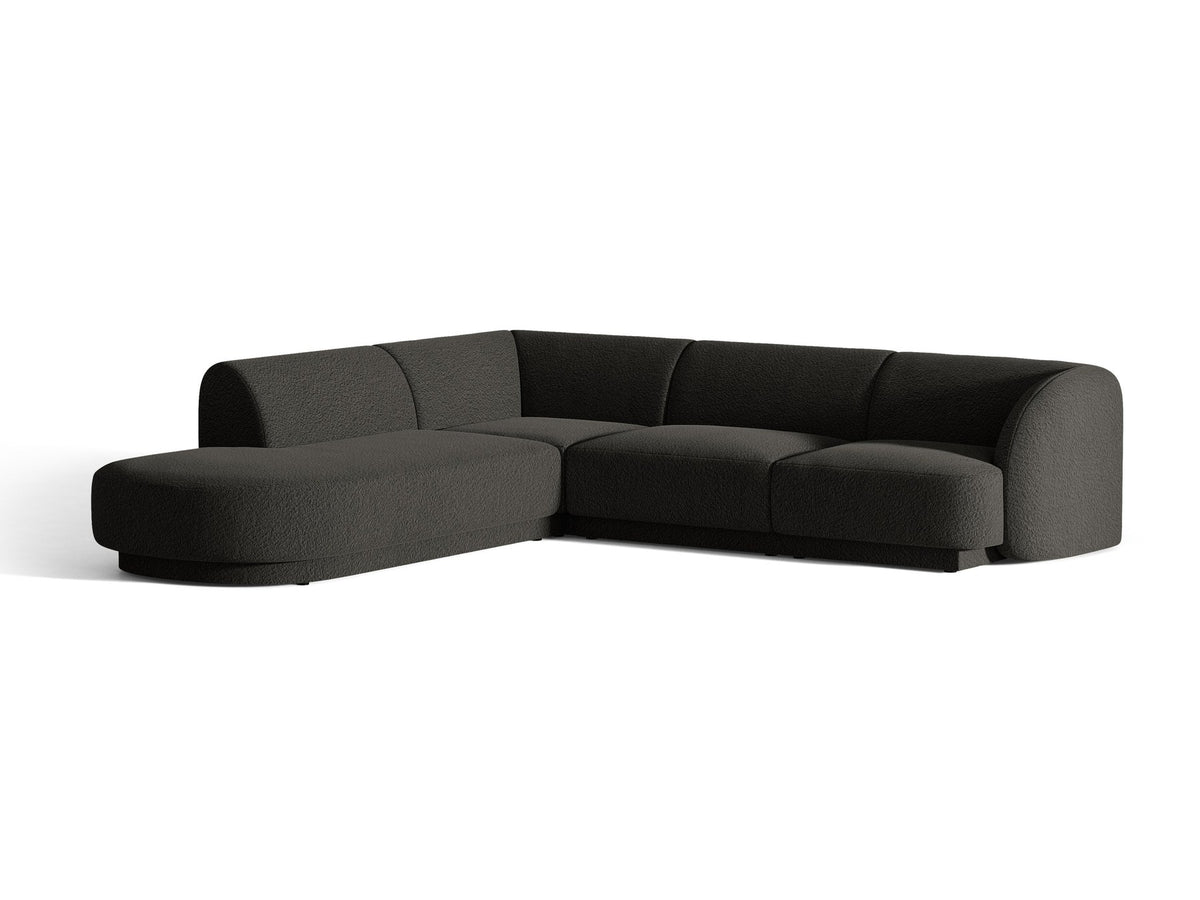 Dunkelbeiges L-förmiges Ecksofa Miley von Micadoni mit Bluvel-Stoff, schwarzen Kunststoffbeinen und linker Ausrichtung, freigestellt.