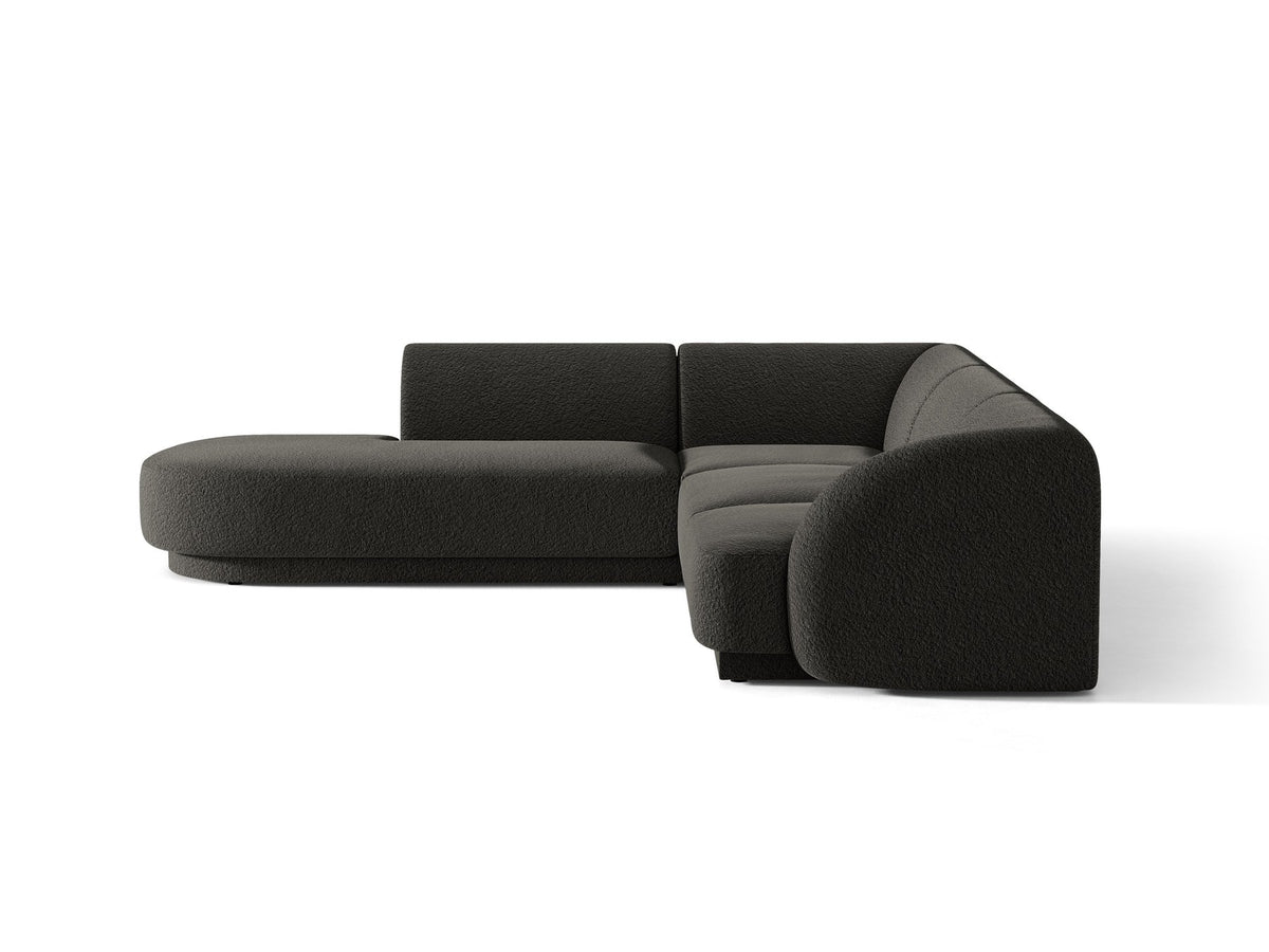 Dunkelbeiges L-förmiges Ecksofa Miley von Micadoni mit Bluvel-Stoff, schwarzen Kunststoffbeinen und linker Ausrichtung, freigestellt.