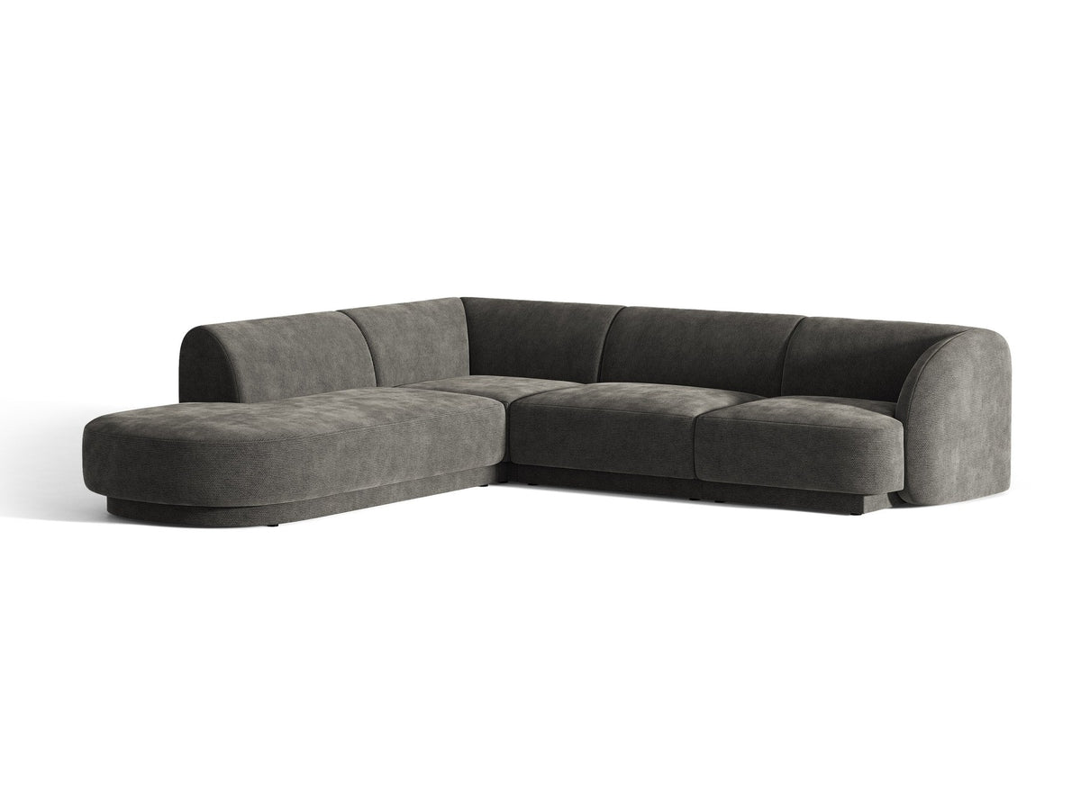 Dunkelbeiges L-förmiges Ecksofa Miley von Micadoni mit Bluvel-Stoff, schwarzen Kunststoffbeinen und linker Ausrichtung, freigestellt.