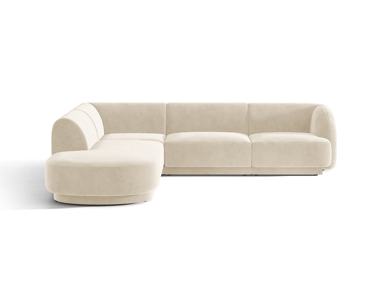 Dunkelbeiges L-förmiges Ecksofa Miley von Micadoni mit Bluvel-Stoff, schwarzen Kunststoffbeinen und linker Ausrichtung, freigestellt.
