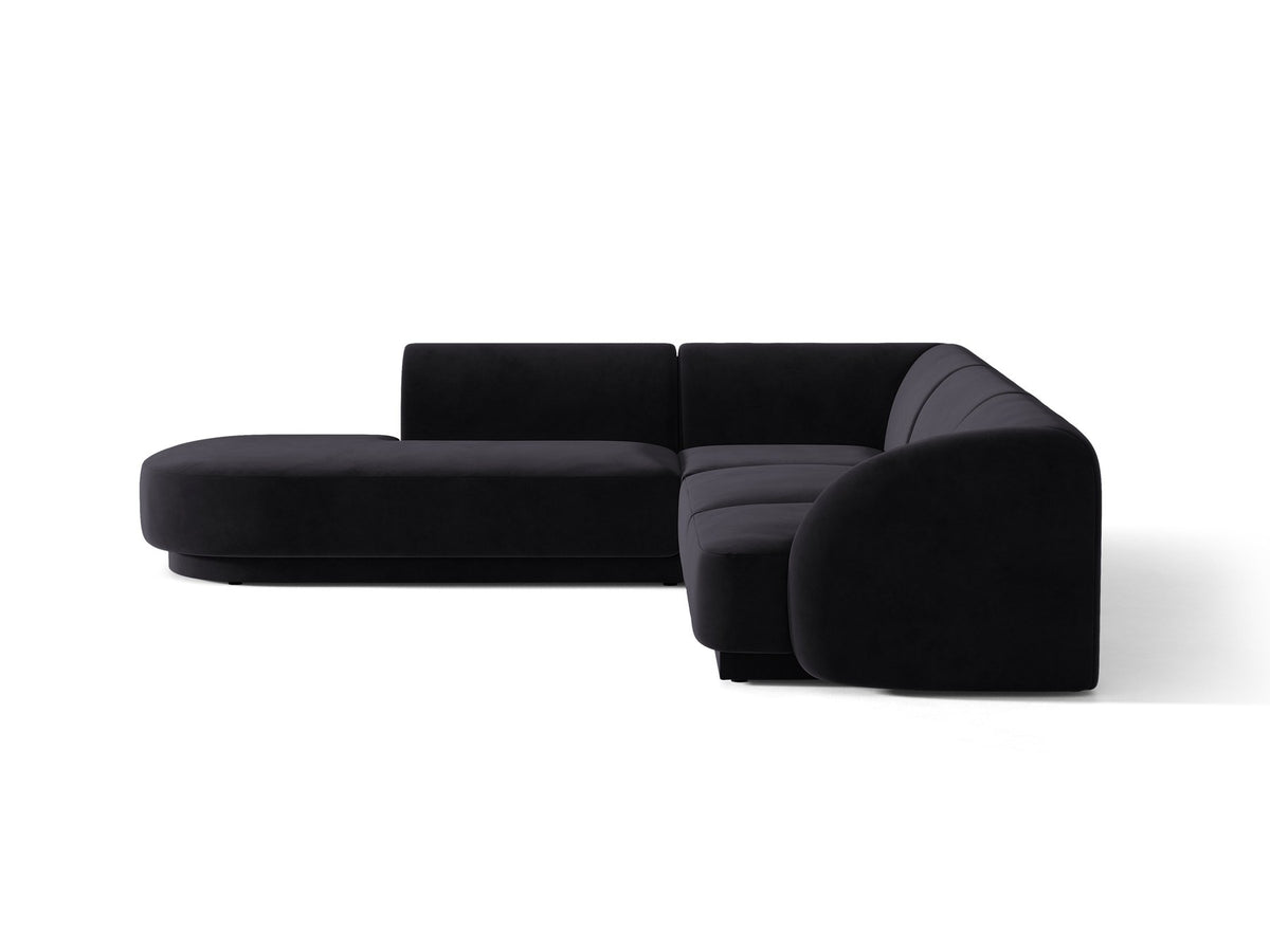 Dunkelbeiges L-förmiges Ecksofa Miley von Micadoni mit Bluvel-Stoff, schwarzen Kunststoffbeinen und linker Ausrichtung, freigestellt.