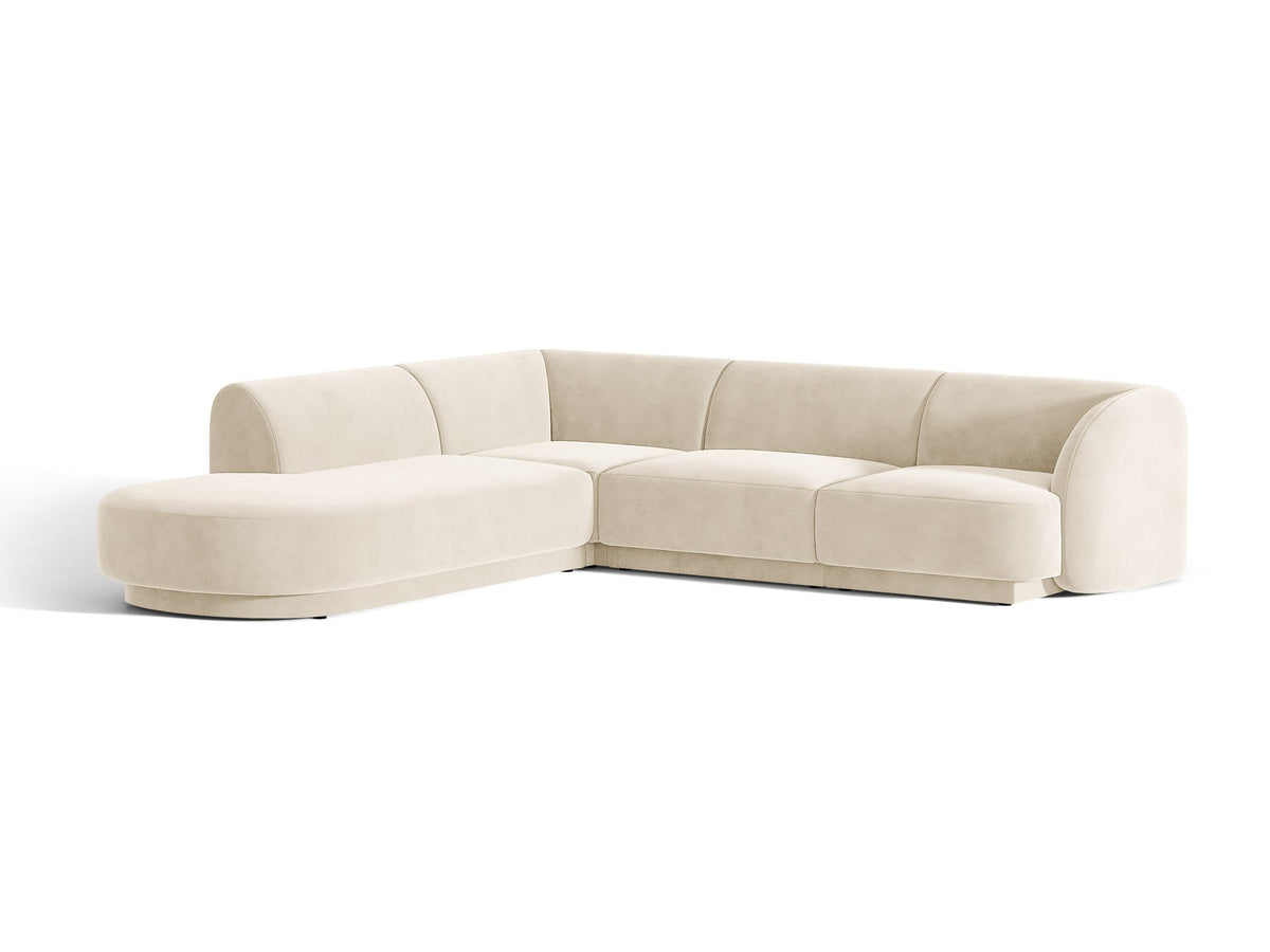 Dunkelbeiges L-förmiges Ecksofa Miley von Micadoni mit Bluvel-Stoff, schwarzen Kunststoffbeinen und linker Ausrichtung, freigestellt.