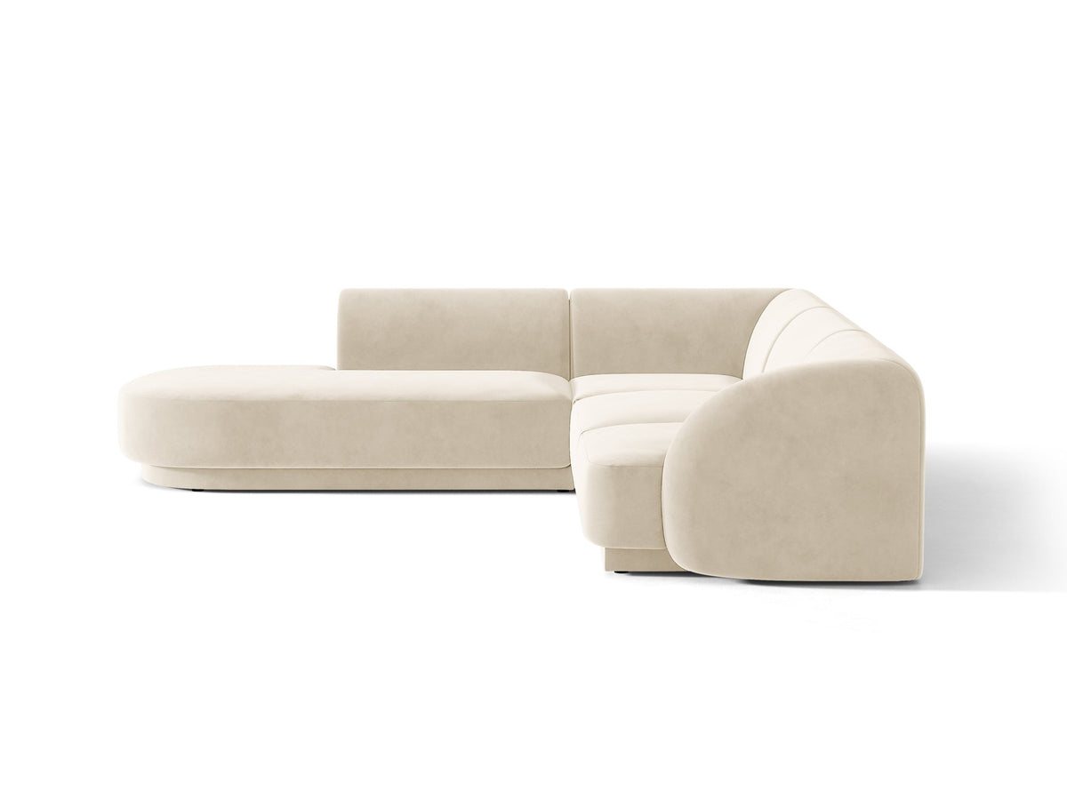 Dunkelbeiges L-förmiges Ecksofa Miley von Micadoni mit Bluvel-Stoff, schwarzen Kunststoffbeinen und linker Ausrichtung, freigestellt.