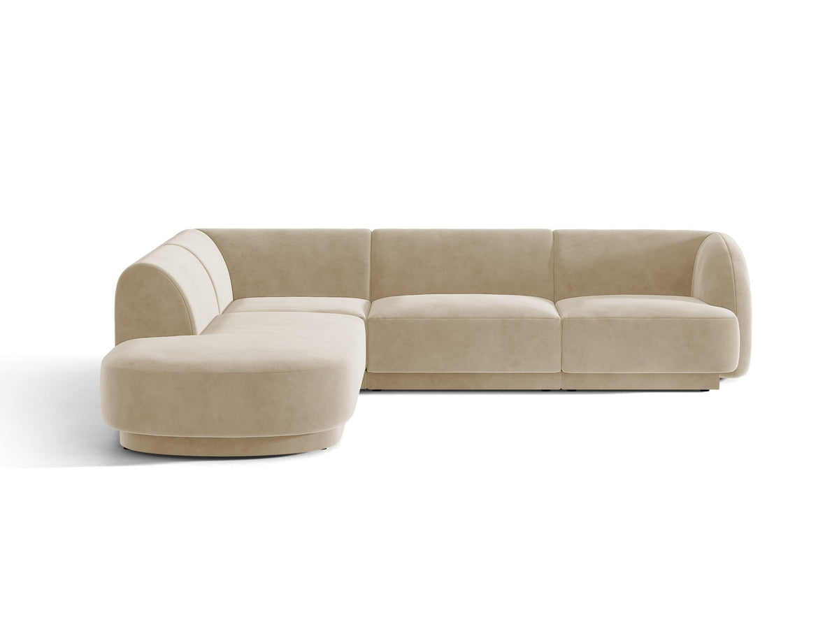 Dunkelbeiges L-förmiges Ecksofa Miley von Micadoni mit Bluvel-Stoff, schwarzen Kunststoffbeinen und linker Ausrichtung, freigestellt.