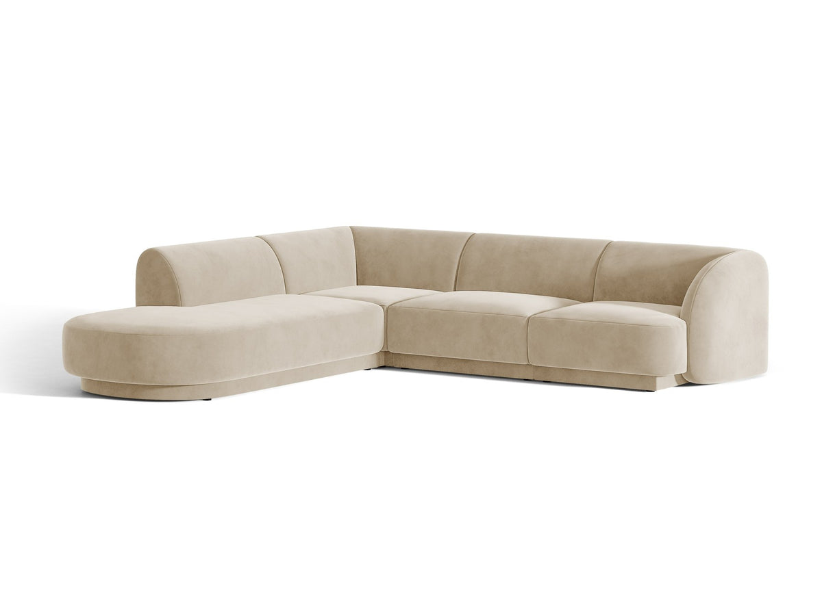 Dunkelbeiges L-förmiges Ecksofa Miley von Micadoni mit Bluvel-Stoff, schwarzen Kunststoffbeinen und linker Ausrichtung, freigestellt.