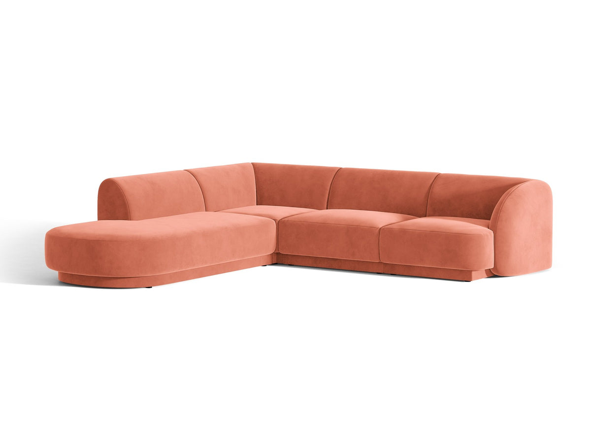 Dunkelbeiges L-förmiges Ecksofa Miley von Micadoni mit Bluvel-Stoff, schwarzen Kunststoffbeinen und linker Ausrichtung, freigestellt.