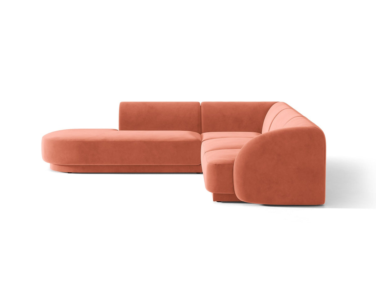 Dunkelbeiges L-förmiges Ecksofa Miley von Micadoni mit Bluvel-Stoff, schwarzen Kunststoffbeinen und linker Ausrichtung, freigestellt.