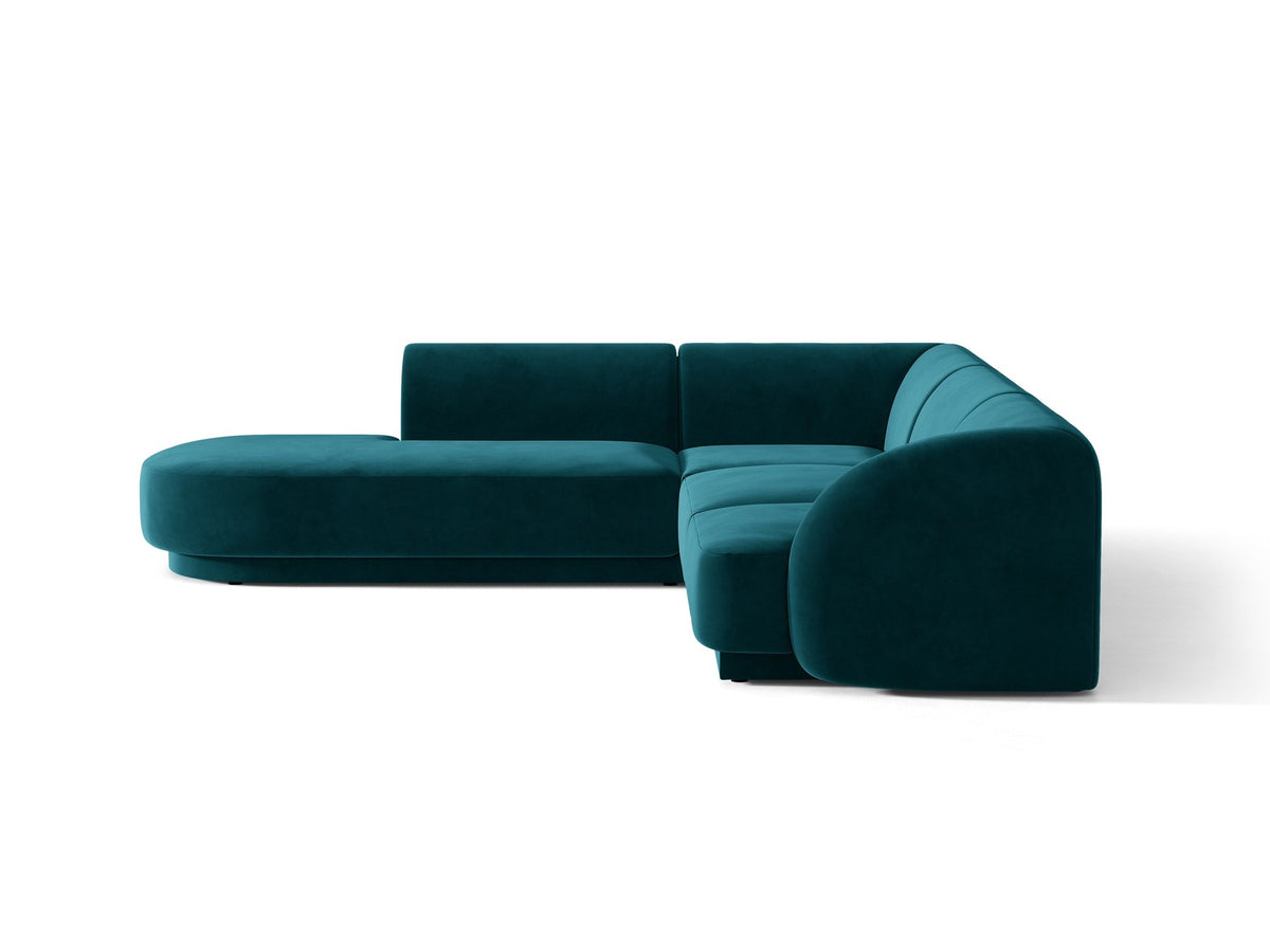Dunkelbeiges L-förmiges Ecksofa Miley von Micadoni mit Bluvel-Stoff, schwarzen Kunststoffbeinen und linker Ausrichtung, freigestellt.