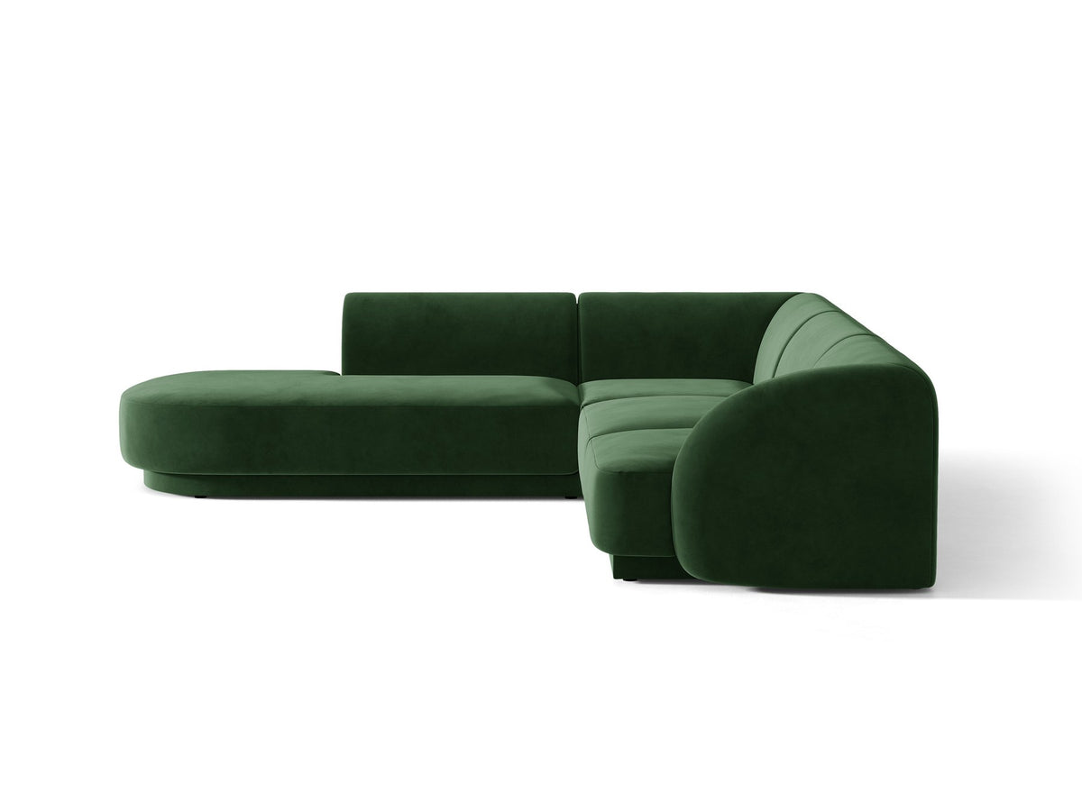 Dunkelbeiges L-förmiges Ecksofa Miley von Micadoni mit Bluvel-Stoff, schwarzen Kunststoffbeinen und linker Ausrichtung, freigestellt.