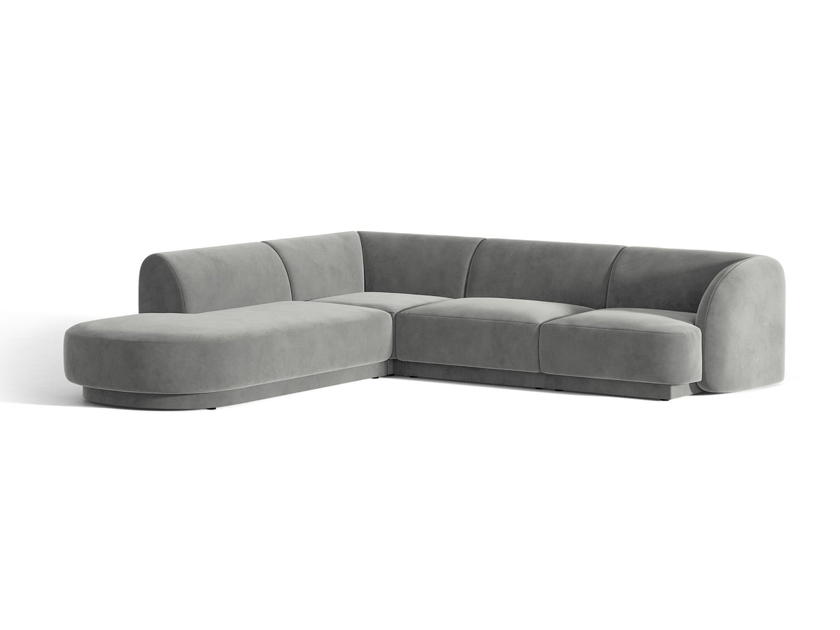 Dunkelbeiges L-förmiges Ecksofa Miley von Micadoni mit Bluvel-Stoff, schwarzen Kunststoffbeinen und linker Ausrichtung, freigestellt.