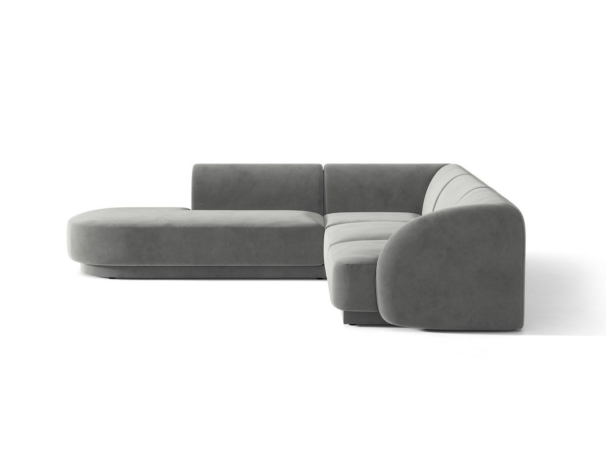 Dunkelbeiges L-förmiges Ecksofa Miley von Micadoni mit Bluvel-Stoff, schwarzen Kunststoffbeinen und linker Ausrichtung, freigestellt.