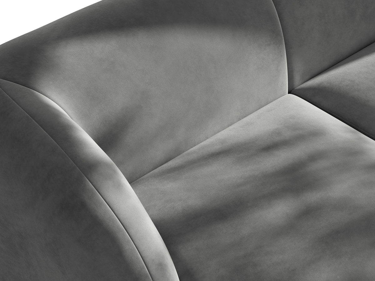 Dunkelbeiges L-förmiges Ecksofa Miley von Micadoni mit Bluvel-Stoff, schwarzen Kunststoffbeinen und linker Ausrichtung, freigestellt.