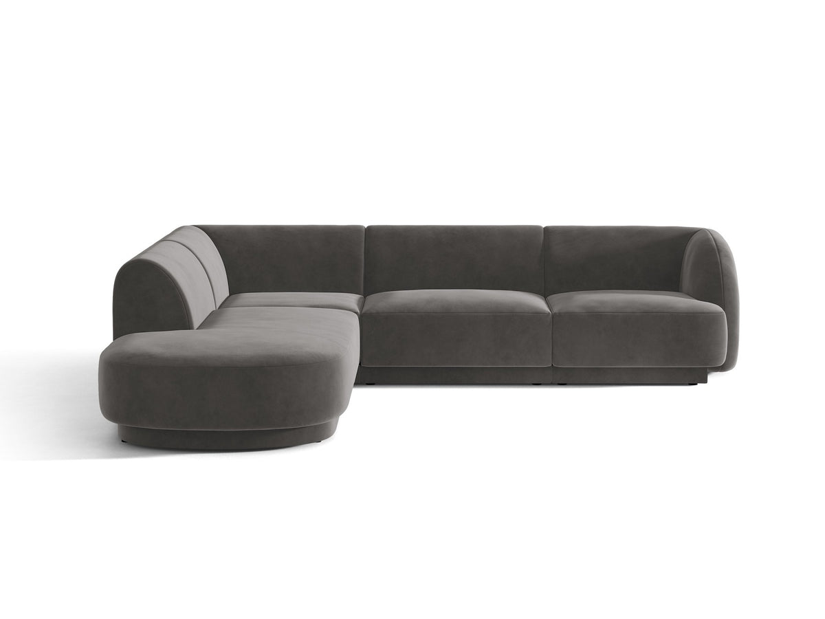 Dunkelbeiges L-förmiges Ecksofa Miley von Micadoni mit Bluvel-Stoff, schwarzen Kunststoffbeinen und linker Ausrichtung, freigestellt.