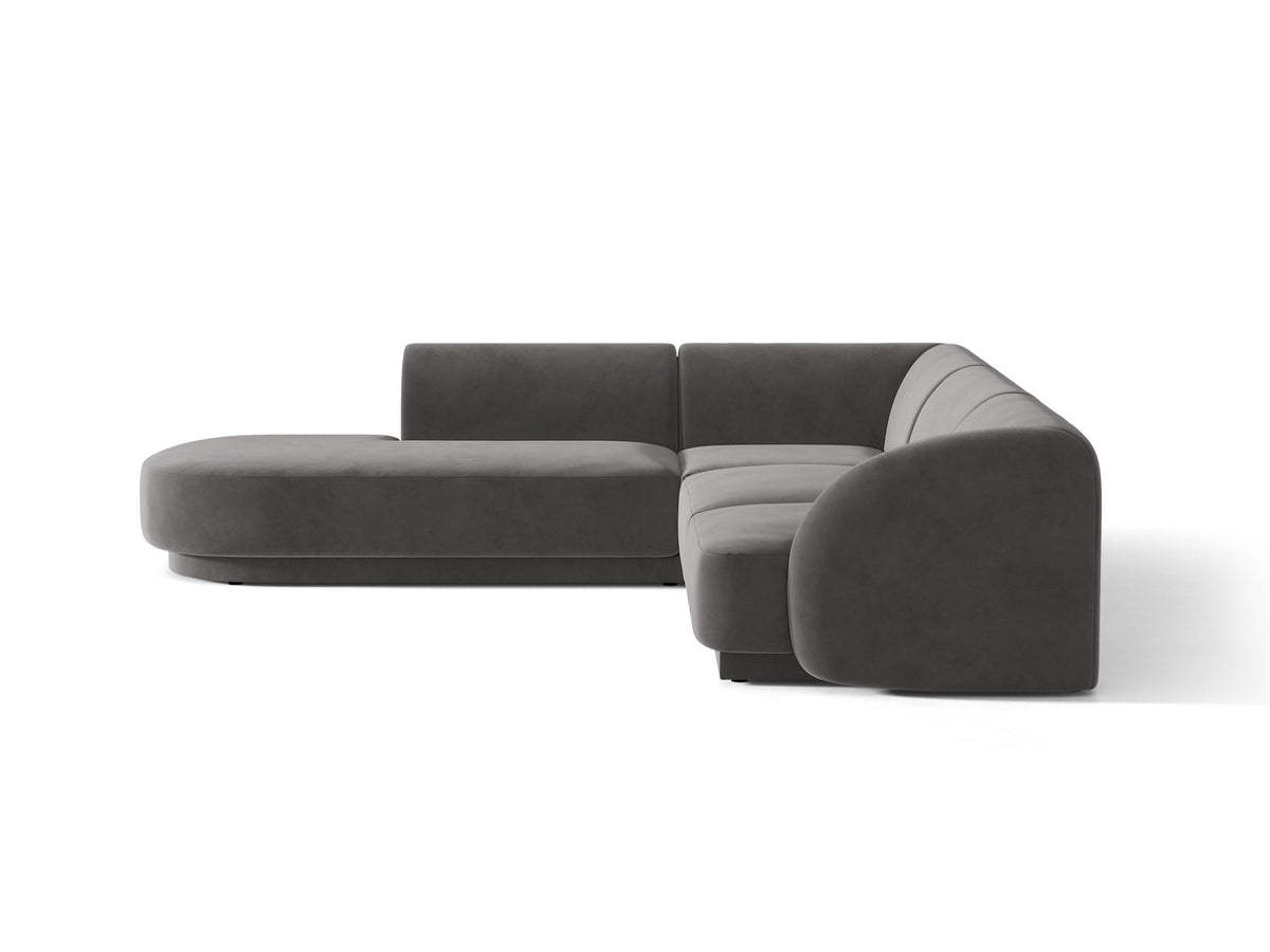 Dunkelbeiges L-förmiges Ecksofa Miley von Micadoni mit Bluvel-Stoff, schwarzen Kunststoffbeinen und linker Ausrichtung, freigestellt.
