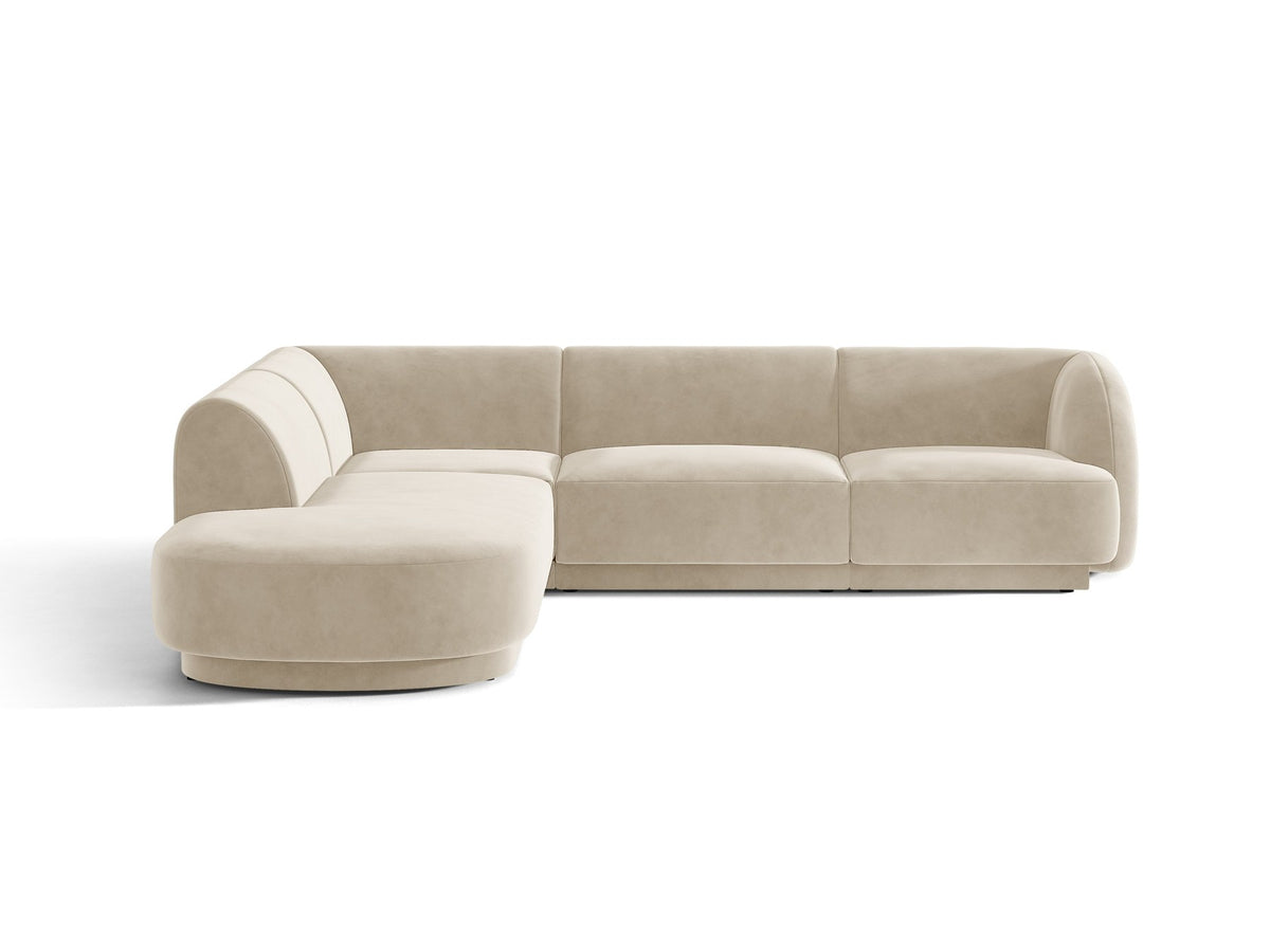 Dunkelbeiges L-förmiges Ecksofa Miley von Micadoni mit Bluvel-Stoff, schwarzen Kunststoffbeinen und linker Ausrichtung, freigestellt.