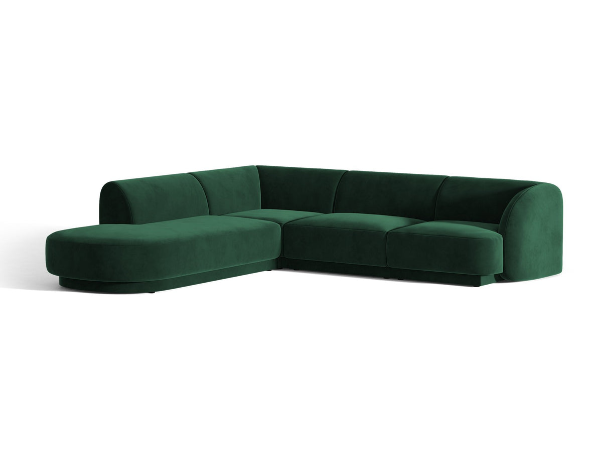 Dunkelbeiges L-förmiges Ecksofa Miley von Micadoni mit Bluvel-Stoff, schwarzen Kunststoffbeinen und linker Ausrichtung, freigestellt.