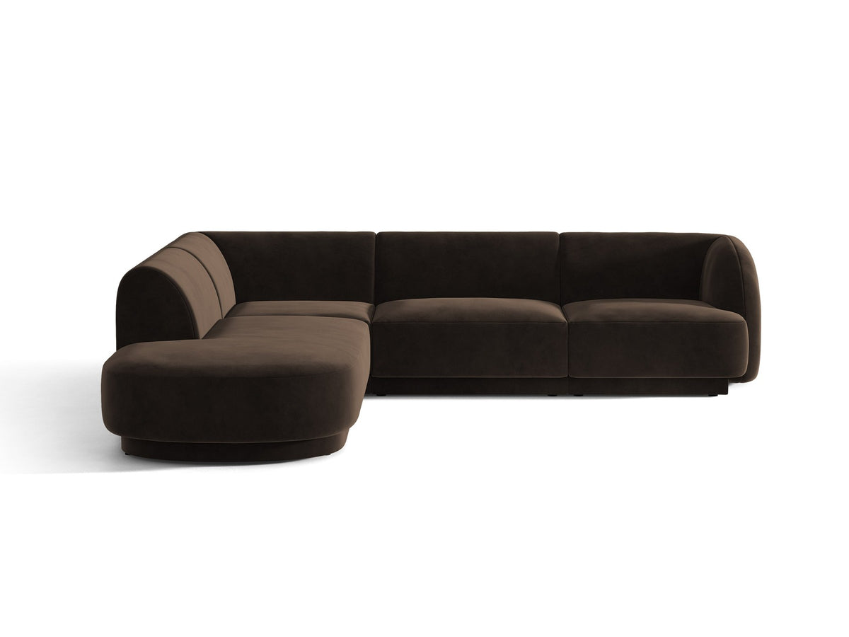 Dunkelbeiges L-förmiges Ecksofa Miley von Micadoni mit Bluvel-Stoff, schwarzen Kunststoffbeinen und linker Ausrichtung, freigestellt.