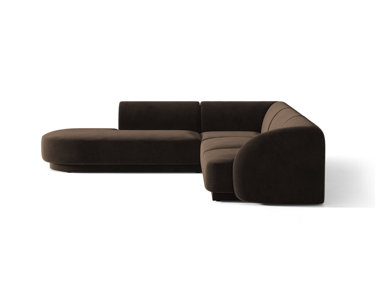 Dunkelbeiges L-förmiges Ecksofa Miley von Micadoni mit Bluvel-Stoff, schwarzen Kunststoffbeinen und linker Ausrichtung, freigestellt.
