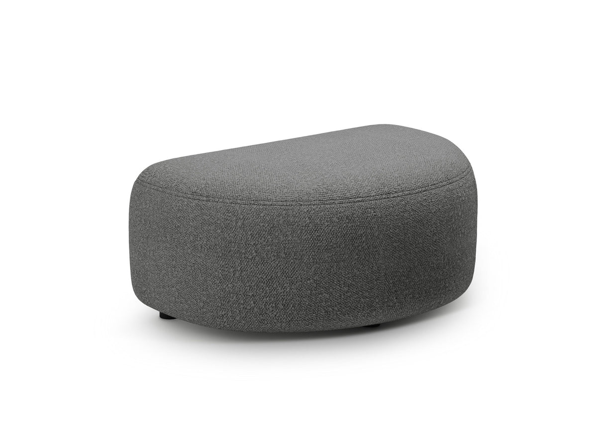 Kate Pouf von Micadoni in Weiss, rechteckige Form mit Stoffbezug Baloo, auf kurzen Beinen aus Polypropylen, kompakte Sitzfläche.