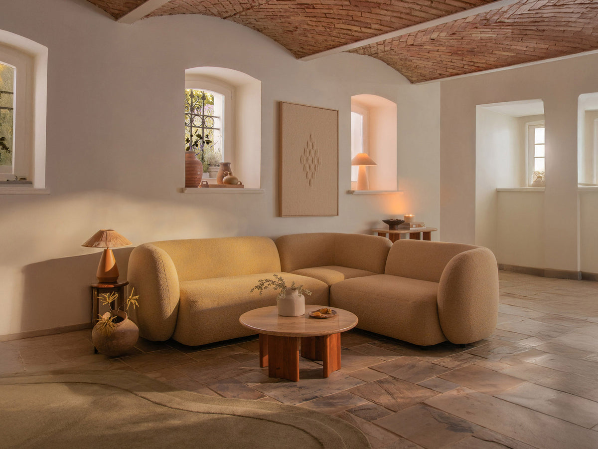 Kate Pouf von Micadoni in Weiss, rechteckige Form mit Stoffbezug Baloo, auf kurzen Beinen aus Polypropylen, kompakte Sitzfläche.