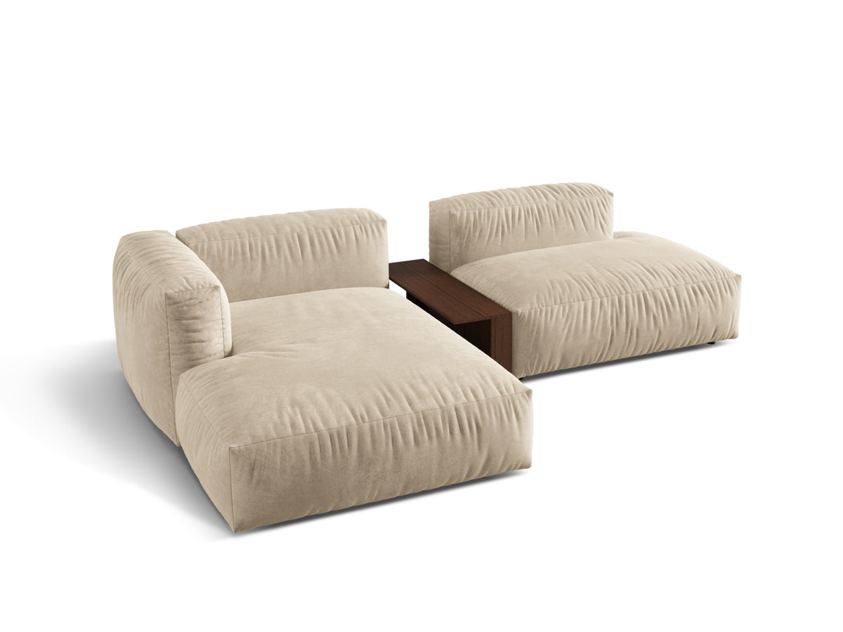 Stilvolles, modulares L-Sofa in zartem Beige, perfekt für kompakte Wohnräume, ausgestattet mit zwei gemütlichen Sitzen und praktischem Beistelltisch.