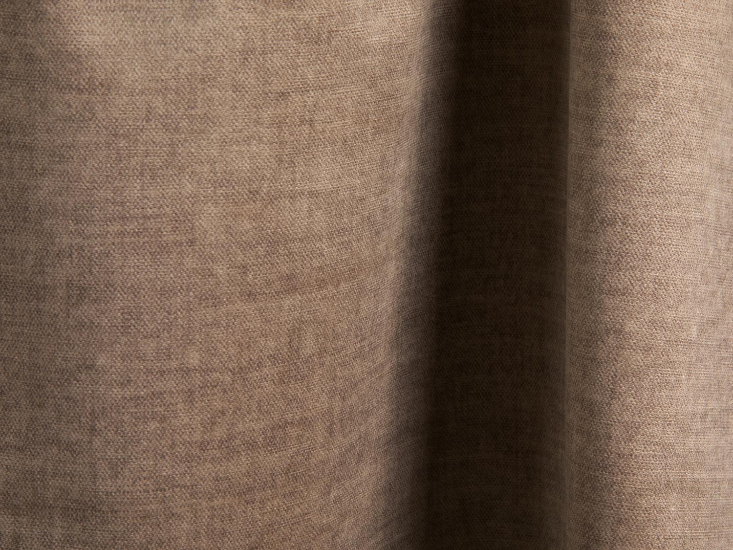 Modulares Martina Ecksofa links mit zwei Sitzen und praktischem Beistelltisch in edlem Dunkelbeige, perfekt für moderne Wohnkonzepte.