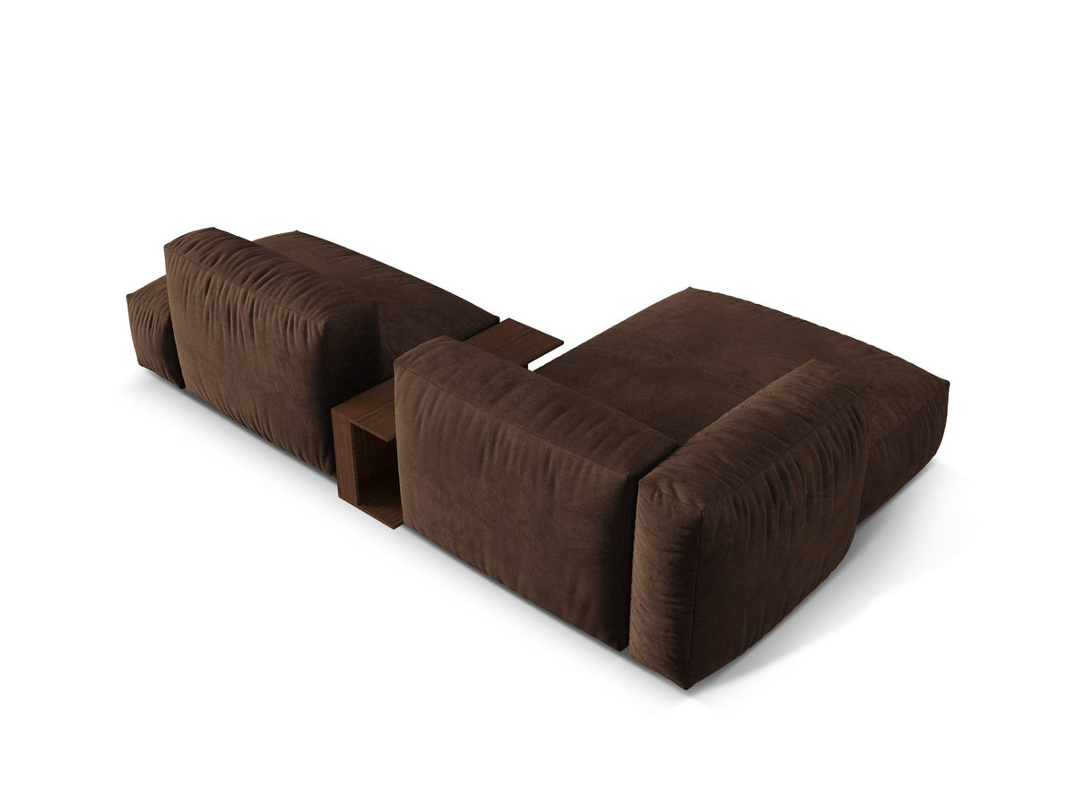 Modulares Ecksofa links Martina von Micadoni in Schokolade mit Veloursstoff-Bezug und schwarzen Kunststoffbeinen, Frontalansicht.